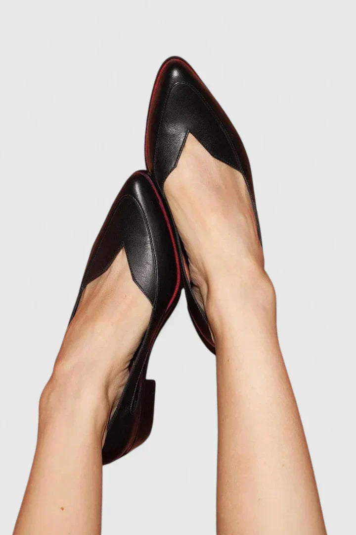 Women's V-cut flats in black, low slip-on with pointed toe
