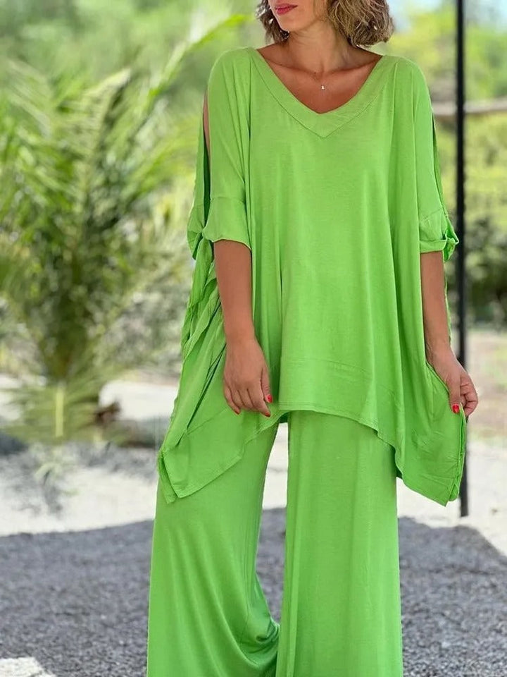 Flowing two-piece set, green V-neck tunic with relaxed fit and matching wide-leg pants