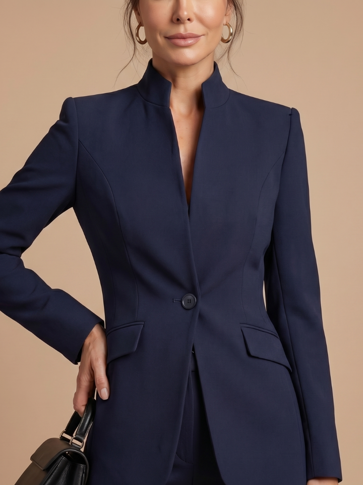 Women’s blazer set in navy blue: close-up of blazer lapels and single-button closure.
